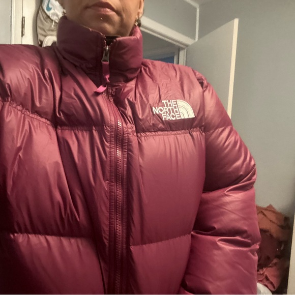 The North Face Women's Puffer Jacket -BOYSENBERRY  NWT - Picture 3 of 3